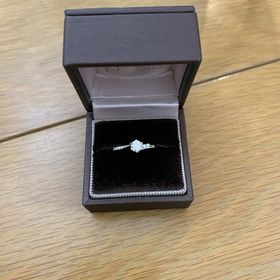 【アイプリモ(I-PRIMO)の口コミ】 リングのデザインとなるダイヤモンドが非対称的なデザインで色々な角度か…