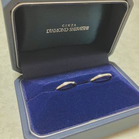 【銀座ダイヤモンドシライシの口コミ】 普段使いできるようなシンプルなデザインを選びました。まっすぐなライン…