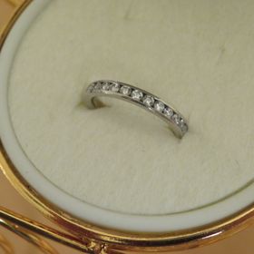 【ROYAL ASSCHER(ロイヤル・アッシャー)】の口コミ 何よりも輝きがすてきでした。
もう少し大きいものや、細いものもつけまし...