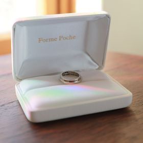 【Forme Poche(フォルムポッシュ)】の口コミ ２つの指輪を重ねた内側に、手描きのイラスト(愛車・２人の顔・日付・イニ...