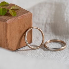 【Cayof(カヨフ)の口コミ】 指輪のデザインにひねりを加えて、素材の色と表面加工を変えました。外側…