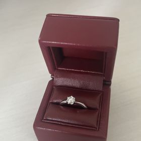 【TAKEUCHI(宝石・時計のタケウチ)】の口コミ シンプルで流行り廃りのないデザインが良くこちらに決めました。ダイヤモン...