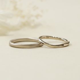 【SUNDANCE BRIDALの口コミ】 婚約指輪と一緒につけた際にダイヤモンドのカーブと重なるようにU字カット…