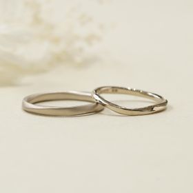 【SUNDANCE BRIDAL】の口コミ 婚約指輪と一緒につけた際にダイヤモンドのカーブと重なるようにU字カット...