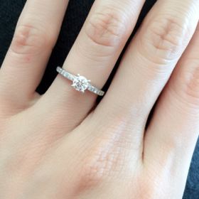 【銀座ダイヤモンドシライシの口コミ】 彼と一緒に選んだ運命の一石。店舗のLEDライトのもとではなく、太陽光はも…