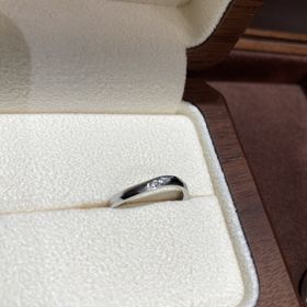 【TANZO.(鍛造指輪)の口コミ】 鍛造製法で作られており、こだわったのはウェーブを入れること、ダイヤモ…