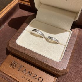 【TANZO.(鍛造指輪)の口コミ】 彫りにイニシャルが入っており、半分だけマット加工されています
妻のリン…