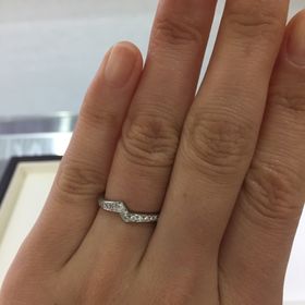 【俄(にわか)の口コミ】 結婚指輪はシンプルなデザインで探していたのですが、ダイヤがたくさんつ…