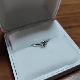 【KOUKI倉迫の口コミ】 デザインもシンプルで、友人の結婚式や、記念日なので着けやすいものをえ…