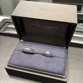 【ラザール ダイヤモンド(LAZARE DIAMOND)の口コミ】 指輪のデザインが気に入って購入しました。三面にダイヤモンドがついてお…