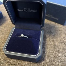 【銀座ダイヤモンドシライシの口コミ】 台座が低く普段からつけやすい点と、上品な流れるようなサイドメレに惹か…