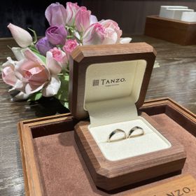 【TANZO.(鍛造指輪)の口コミ】 店舗に伺う前より「なんとなく槌目ってかっこいいよね」と話しており、槌…