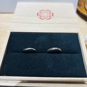 【出雲結(いずもゆい)の口コミ】 シンプルなのに洗練されていて、どんなシーンにも馴染む美しい指輪だと思…