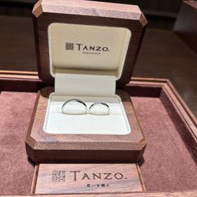 【TANZO.(鍛造指輪)の口コミ】 鍛造製法のため、ダイヤが取れにくく頑丈なところです。
ヘアライン加工で…