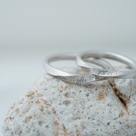 【THREE TREES(スリーツリーズ)の口コミ】 指輪のデザインは2人で考えたイメージをオーナーさんに伝え、オーナーさん…