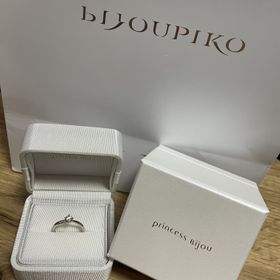 【Princess Bijou(プリンセス・ビジュー)】の口コミ 少しウェーブがかかっており、真ん中のダイヤモンドだけでなく、片方にも入...