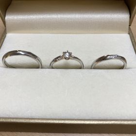 【Stel Giurare(ステルジュラーレ)の口コミ】 リングの中にさりげなく差し色が入っていて、可愛らしい指輪です。配色が…