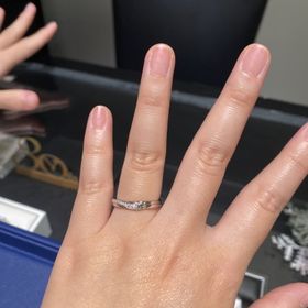 【エクセルコダイヤモンド(EXELCO DIAMOND)の口コミ】 ダイヤが流れるようなデザインで入っており、幅も広いので存在感がある。…