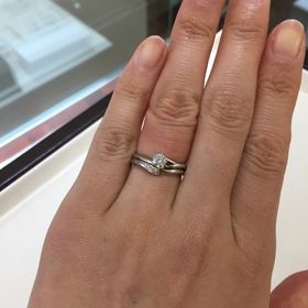 【俄(にわか)の口コミ】 桜の花びらをイメージしたデザインに一目ぼれです。深めのVラインは手元を…