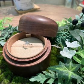 【COLANY(コラニー)の口コミ】 ・ツメが高いのでダイヤが際立ってみえる。さらにサイドに小さいダイヤが…