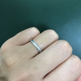 【エクセルコダイヤモンド(EXELCO DIAMOND)の口コミ】 この指輪にはメレダイヤが18個並んでいて、とてもキラキラしています！！
…