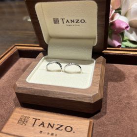 【TANZO.(鍛造指輪)の口コミ】 他の人と被らないデザインで、S字になっている点です。
S字の部分にはつや…