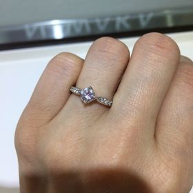 【俄(にわか)の口コミ】 とてもゴージャスです。4本爪と言われるとめかただそうで、ダイヤも綺麗に…