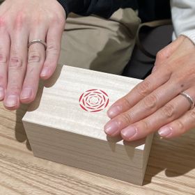 【出雲結(いずもゆい)の口コミ】 指輪はシンプルで美しい曲線を描いており指にもフィットしました。表面加…