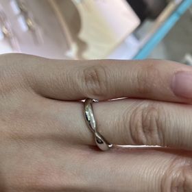 【ティファニー(Tiffany & Co.)の口コミ】 シンプルなデザインで探していたので、商品ラインナップの中でもシンプル…