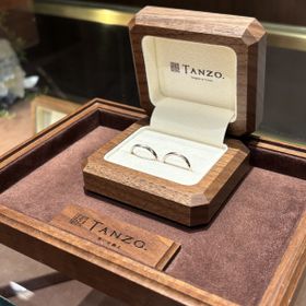 【TANZO.(鍛造指輪)の口コミ】 表面の加工の仕方も種類が多く、また細かくリングサイズや幅も設定できる…