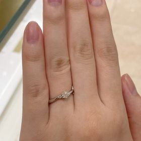 【4℃ BRIDAL(ヨンドシーブライダル)の口コミ】 メレダイヤが両側に1つずつ付いたシンプルで王道なデザインです。ダイヤの…
