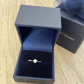 【銀座ダイヤモンドシライシの口コミ】 ダイヤがキラキラしていてずっと見てしまいます♡画像時はプロポーズリング…