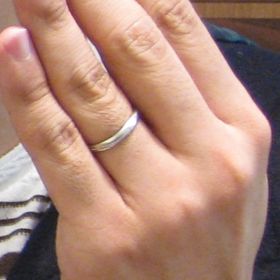 【JEWELRY  KAMATA(ジュエリーかまた)の口コミ】 ねじれと中央のデザインが特徴的なリングです。
店頭でディスプレイされて…