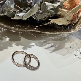 【アイプリモ(I-PRIMO)の口コミ】 2人の指の形にあったウェーブなデザインがお気に入りです。肌馴染みの良い…