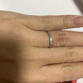 【FRAU KOBE JAPAN(フラウ コウベ ジャパン)の口コミ】 プラチナに蔦の葉のデザインがぐるりと一周あしらわれています。両端はミ…