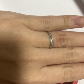 【FRAU KOBE JAPAN(フラウ コウベ ジャパン)】の口コミ プラチナに蔦の葉のデザインがぐるりと一周あしらわれています。両端はミル...