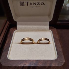 【TANZO.(鍛造指輪)の口コミ】 リング幅の広いイエローゴールドの結婚指輪
3本のえぐり加工と手打ちのミ…
