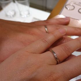 【STAR JEWELRY(スタージュエリー)の口コミ】 V字で指が細く長く見える感じです。ダイヤモンドは小さいながらもよく輝い…