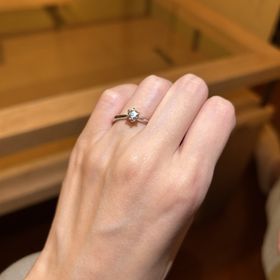 【銀座ダイヤモンドシライシの口コミ】 女性らしい華奢なデザインかつダイヤモンドの存在感もあるデザイン。ウェ…