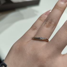 【アイプリモ(I-PRIMO)の口コミ】 ダイヤがあり、地金が2種類あるタイプの指輪を探していました。こちらはダ…