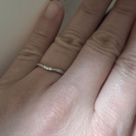 【アイプリモ(I-PRIMO)の口コミ】 華奢なデザインでとても着け心地がいい指輪です。
女性側だけ小さいダイヤ…
