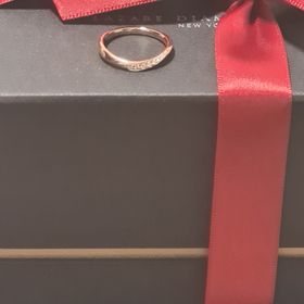 【ラザール ダイヤモンド(LAZARE DIAMOND)の口コミ】 指輪のデザインは緩やかな流線形となっておりダイヤが11個入っています。…