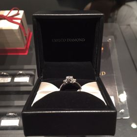 【エクセルコダイヤモンド(EXELCO DIAMOND)の口コミ】 ダイヤモンドの質とリングの繊細なミル打ちのデザインが気に入りました。…