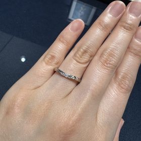 【ROYAL ASSCHER(ロイヤル・アッシャー)の口コミ】 緩やかなV字なので、ウェーブにも見えるデザインに惹かれました。ダイヤが…