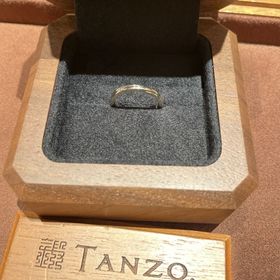 【TANZO.(鍛造指輪)の口コミ】 シンプルなデザインの中にクロスのラインを入れてもらうことで、オリジナ…