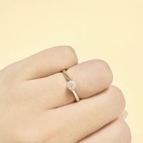 【銀座ダイヤモンドシライシの口コミ】 指輪のデザイン→ギラッギラの指輪も多いですが、こちらはシンプルで…