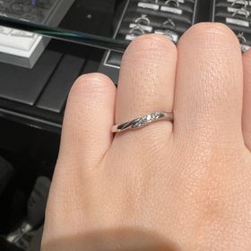 【銀座ダイヤモンドシライシの口コミ】 デザインはウェーブがよかったのでたくさんの種類をつけその中でずっと心…