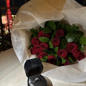 【LOVEST(ラヴェスト)の口コミ】 派手なデザインが好みの方に向けてメインのダイヤの両脇に小さいダイヤを…