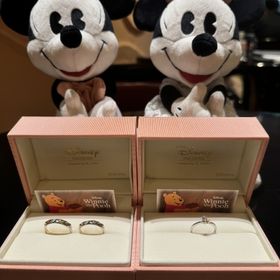 【ケイウノ ブライダル(K.UNO BRIDAL)の口コミ】 婚約指輪は、プーさんがダイヤを入れたハニーポットを支えるデザインがと…