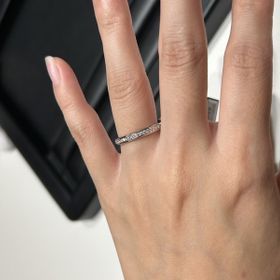 【ラザール ダイヤモンド(LAZARE DIAMOND)の口コミ】 ハーフエタニティで豪華さがありつつ、上下にプラチナのラインが入ってい…